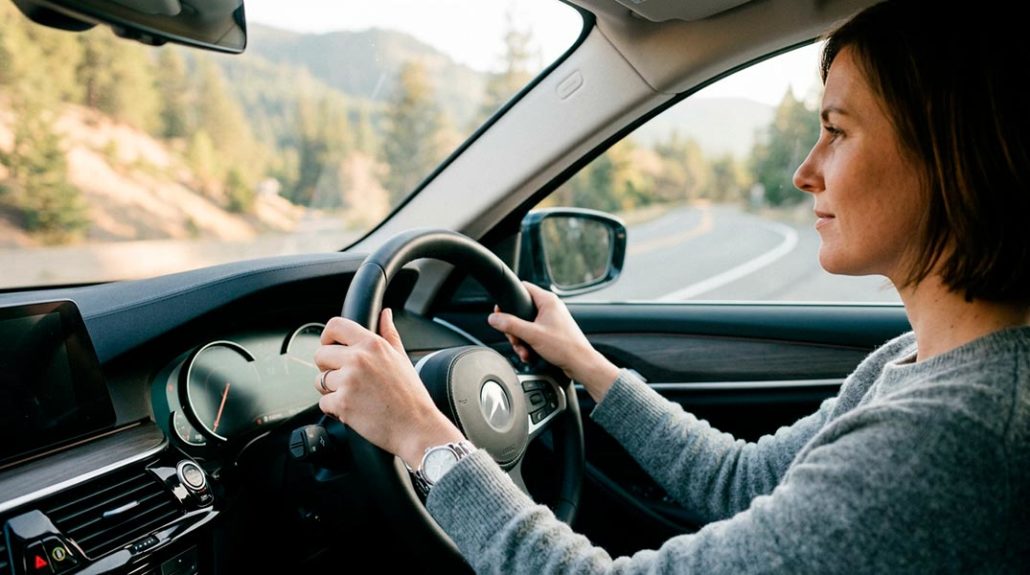 Conductora con buenas prácticas al volante para alargar la vida del coche