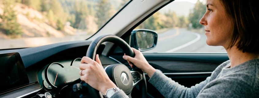 Conductora con buenas prácticas al volante para alargar la vida del coche